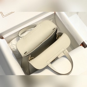 Сумка Hermes через плечо &nbsp; Не подчеркивает дороготу брен