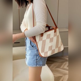 Сумка Hermès Tote — элегантная интеллектуальная, она остается акт