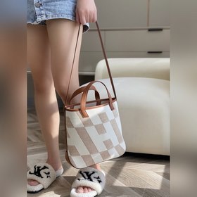 Сумка Hermès Tote — элегантная интеллектуальная, она остается акт