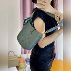 Сумка Hermès через плечо в цвете «миндальный зеленый» выглядит ещ