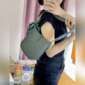 Сумка Hermès через плечо в цвете «миндальный зеленый» выглядит ещ