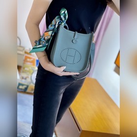 Сумка Hermès через плечо в цвете «миндальный зеленый» выглядит ещ