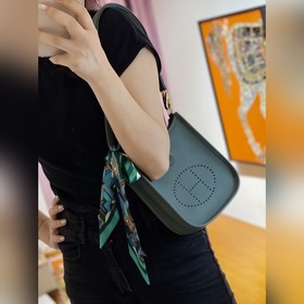 Сумка Hermès через плечо в цвете «миндальный зеленый» выглядит ещ