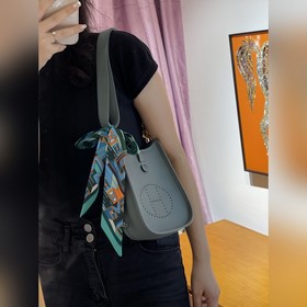 Сумка Hermès через плечо в цвете «миндальный зеленый» выглядит ещ