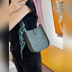 Сумка Hermès через плечо в цвете «миндальный зеленый» выглядит ещ