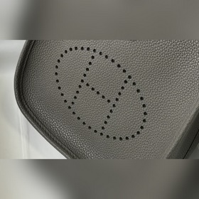 Сумка Hermès через плечо, цвет «серебристый» Ремешок в тон сумки,