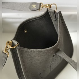 Сумка Hermès через плечо, цвет «серебристый» Ремешок в тон сумки,
