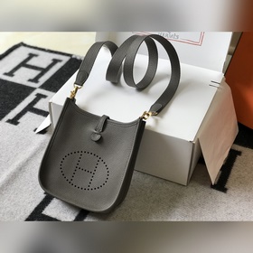 Сумка Hermès через плечо, цвет «серебристый» Ремешок в тон сумки,
