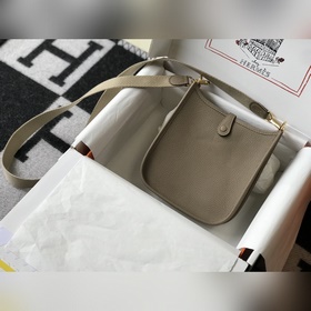 Сумка Hermès через плечо, серый. Цветные плечевые ремни, кожа тел
