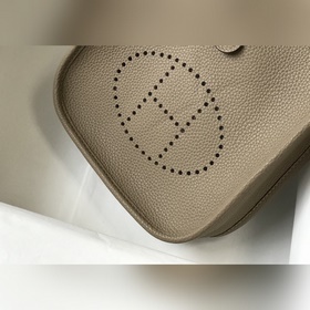 Сумка Hermès через плечо, серый. Цветные плечевые ремни, кожа тел