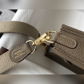 Сумка Hermès через плечо, серый. Цветные плечевые ремни, кожа тел