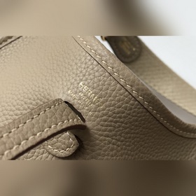 Сумка Hermès через плечо, серый. Цветные плечевые ремни, кожа тел