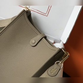 Сумка Hermès через плечо, серый. Цветные плечевые ремни, кожа тел