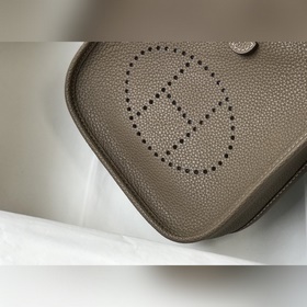 Сумка Hermès через плечо, цвет слоновой кости Цветные плечевые ре