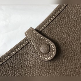 Сумка Hermès через плечо, цвет слоновой кости Цветные плечевые ре