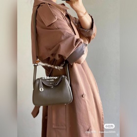 Сумка Hermès через плечо в спокойном сером цвете сдержанной сереб