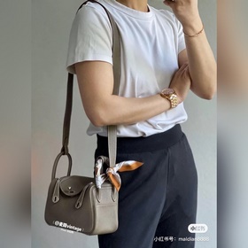 Сумка Hermès через плечо в спокойном сером цвете сдержанной сереб