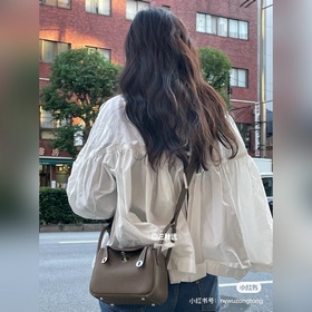 Сумка Hermès через плечо в спокойном сером цвете сдержанной сереб