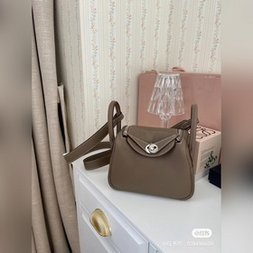 Сумка Hermès через плечо в спокойном сером цвете сдержанной сереб