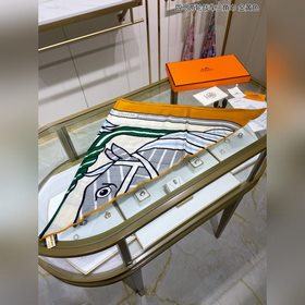 Hermès Треугольный платок «Четыре лошади колесница» Многофункцион