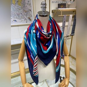 Hermès Треугольный платок с изображением четырех лошадей и двухко