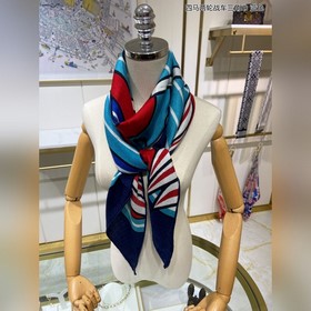 Hermès Треугольный платок с изображением четырех лошадей и двухко