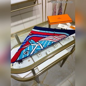 Hermès Треугольный платок с изображением четырех лошадей и двухко
