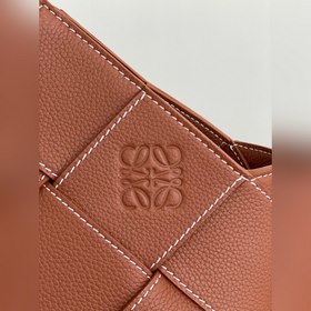 Новая сумка Woven Basket Gingham Bag от Loewe Молча выпущенная се