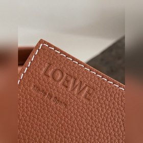 Новая сумка Woven Basket Gingham Bag от Loewe Молча выпущенная се