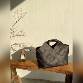 Новая сумка Woven Basket Gingham Bag от Loewe Молча выпущенная се