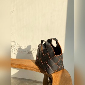 Новая сумка Woven Basket Gingham Bag от Loewe Молча выпущенная се