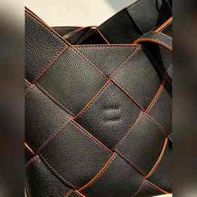 Новая сумка Woven Basket Gingham Bag от Loewe Молча выпущенная се