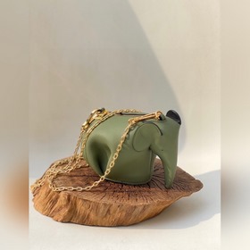 Mini сумка-слоник через плечо от Loewe Миниатюрный слоник и цепоч