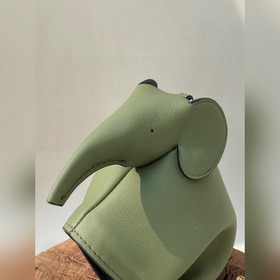 Mini сумка-слоник через плечо от Loewe Миниатюрный слоник и цепоч