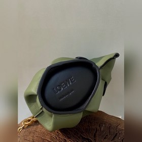 Mini сумка-слоник через плечо от Loewe Миниатюрный слоник и цепоч