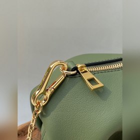 Mini сумка-слоник через плечо от Loewe Миниатюрный слоник и цепоч