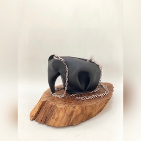 Mini сумка-слоник через плечо от Loewe Миниатюрный слоник и цепоч