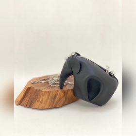Mini сумка-слоник через плечо от Loewe Миниатюрный слоник и цепоч