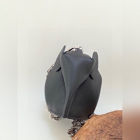 Mini сумка-слоник через плечо от Loewe Миниатюрный слоник и цепоч