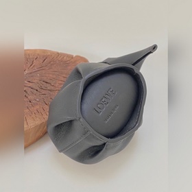 Mini сумка-слоник через плечо от Loewe Миниатюрный слоник и цепоч