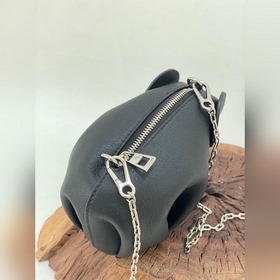 Mini сумка-слоник через плечо от Loewe Миниатюрный слоник и цепоч