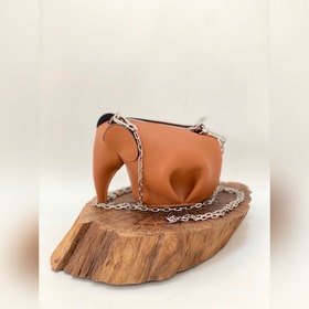 Mini сумка-слоник через плечо от Loewe Миниатюрный слоник и цепоч
