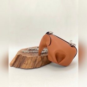 Mini сумка-слоник через плечо от Loewe Миниатюрный слоник и цепоч