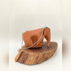 Mini сумка-слоник через плечо от Loewe Миниатюрный слоник и цепоч