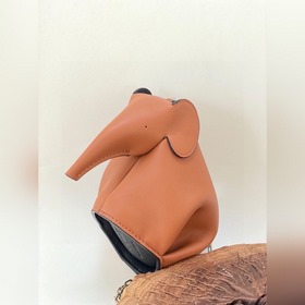 Mini сумка-слоник через плечо от Loewe Миниатюрный слоник и цепоч
