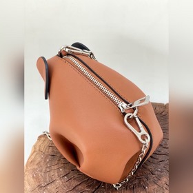 Mini сумка-слоник через плечо от Loewe Миниатюрный слоник и цепоч