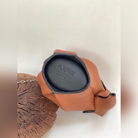 Mini сумка-слоник через плечо от Loewe Миниатюрный слоник и цепоч