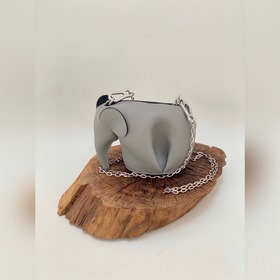 Mini сумка-слоник через плечо от Loewe Миниатюрный слоник и цепоч