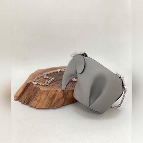 Mini сумка-слоник через плечо от Loewe Миниатюрный слоник и цепоч