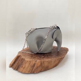 Mini сумка-слоник через плечо от Loewe Миниатюрный слоник и цепоч